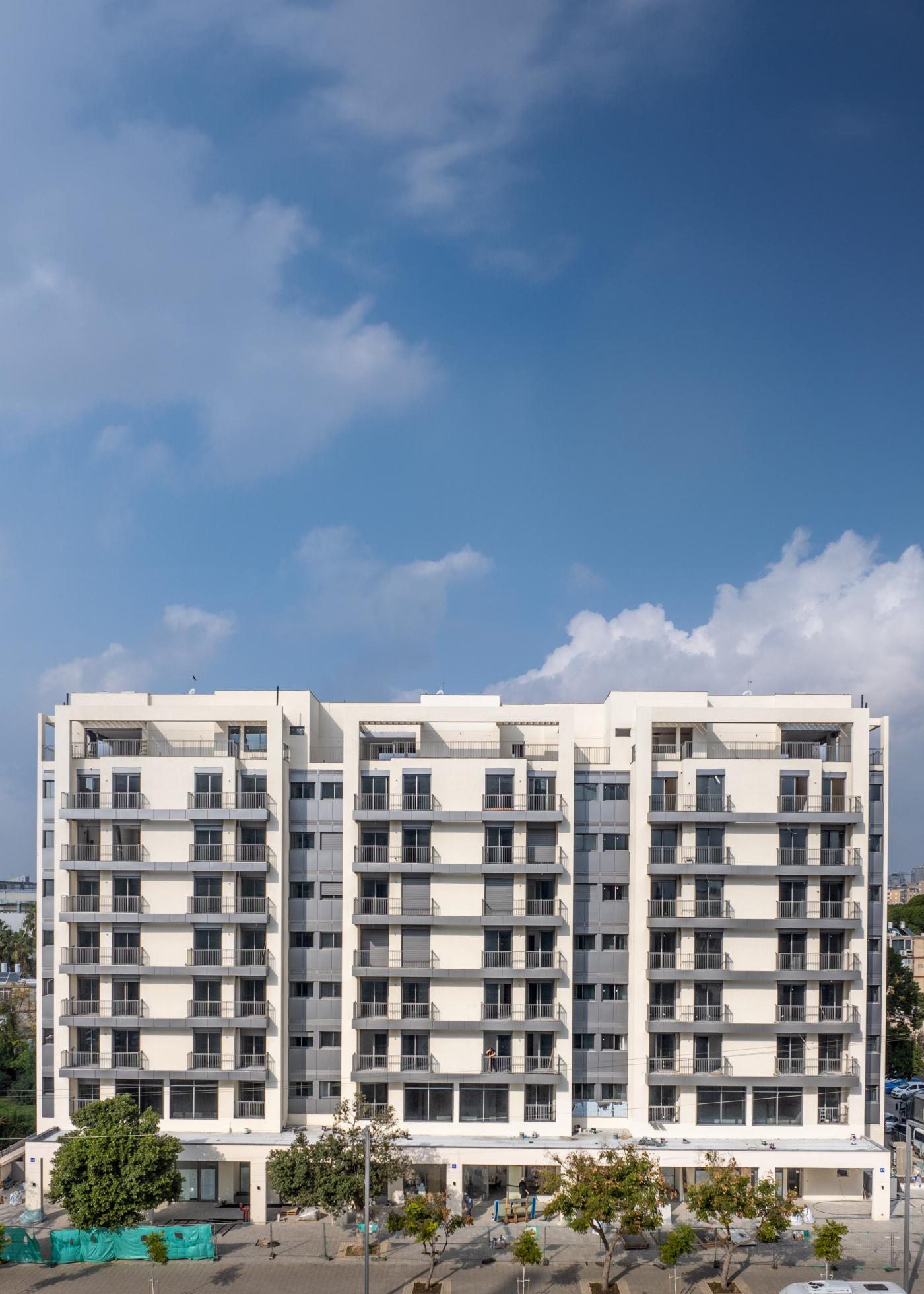 בנייני מגורים בלב שטח עירוני מאוכלס Residential Buildings in the Heart of an Urban Area